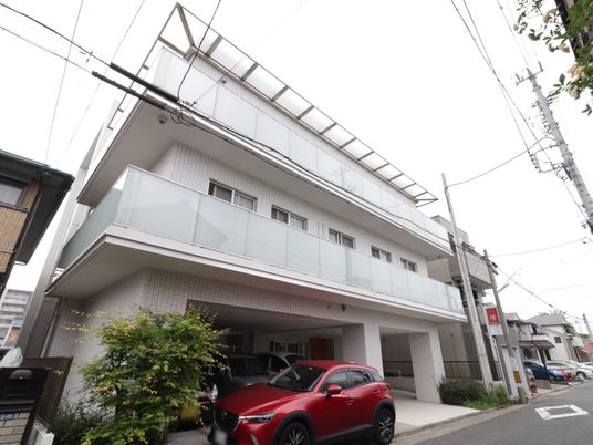 白い外観の建物