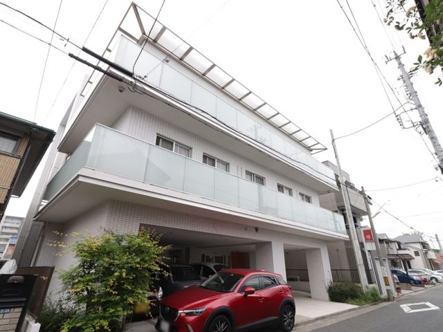 白い外観の建物 外観 清潔感のあふれるモダンなデザインの建物です。広々とした通路やバリアフリー設計が働きやすい環境を提供します。