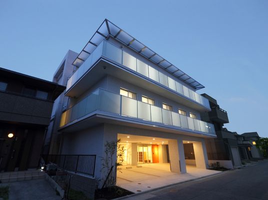 夕暮れ時の建物外観