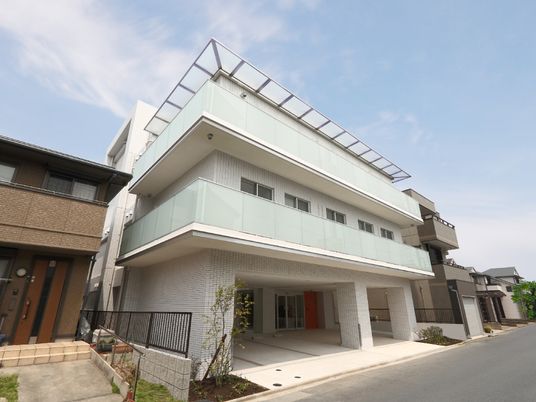 モダンな建物の外観