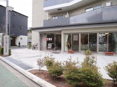 施設前のエントランス風景