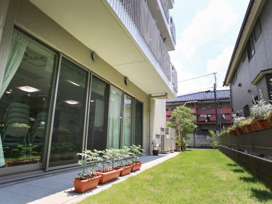 緑に囲まれた建物エントランス