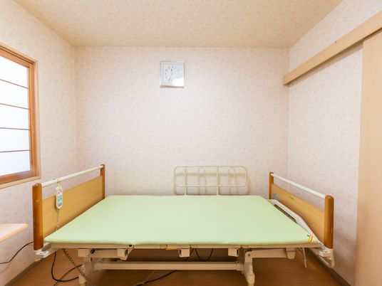 和室のベッドと窓