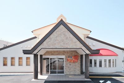 開放的な建物の外観