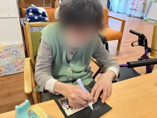 テーブルで作業する様子