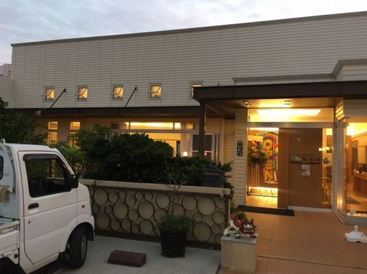 明るいエントランス外観  