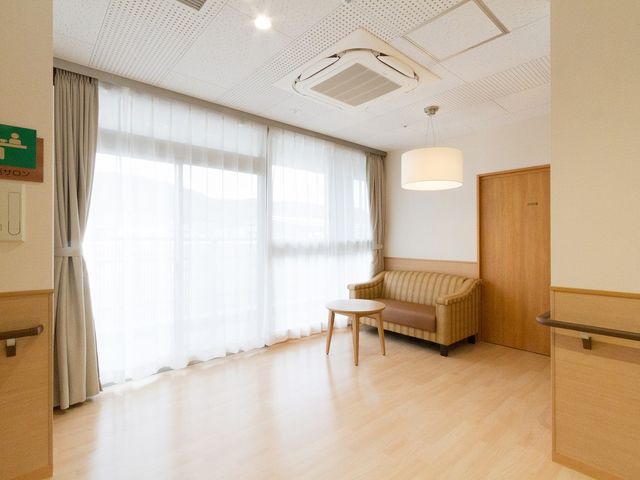 自然光が入る広々とした居室 居室 明るい自然光が差し込む居室です。ゆったりしたソファとテーブルで快適に過ごせます。