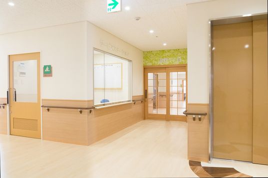 明るい廊下の風景