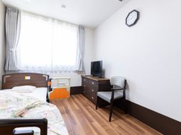 明るい居室の様子