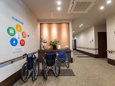 廊下と車椅子の光景