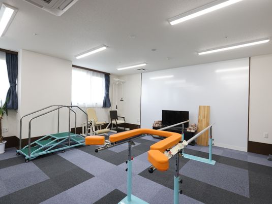 機能訓練器具が整った部屋