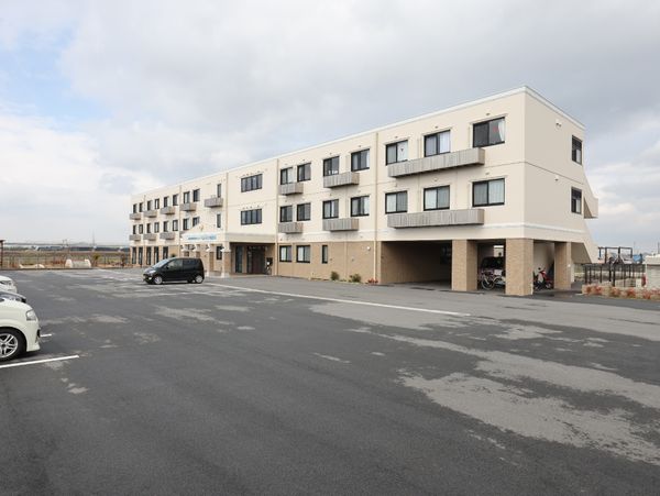 広々駐車場と建物外観
