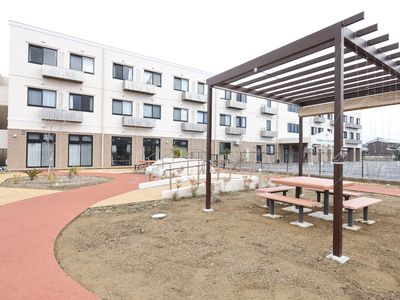 明るい庭と建物の外観