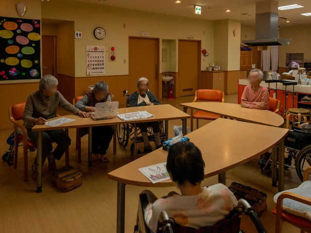 居室内のくつろぎの風景 居心地の良いスペースで、利用者が様々な活動に取り組んでいます。共同の居室での交流が、日々の潤いにつながることでしょう。
