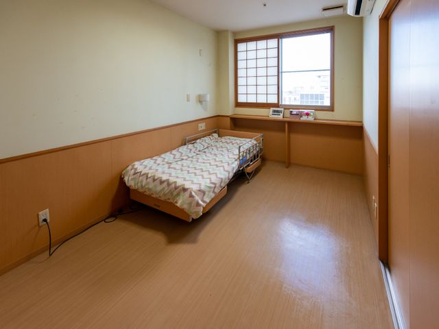 和やかな居室の様子 すっきりとした広々とした居室です。個々のスペースを重視し、プライバシーを大切にした造りとなっています。