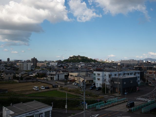 市街地と山の景色 眺望を楽しみながらの仕事に魅力を感じる方には最適な環境です。周辺は自然と調和した落ち着きのある地域です。