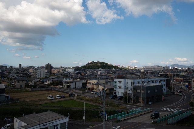 市街地と山の景色 眺望を楽しみながらの仕事に魅力を感じる方には最適な環境です。周辺は自然と調和した落ち着きのある地域です。
