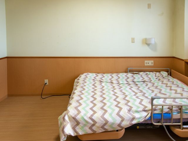 ゆったり居室ベッド シンプルで清潔感のある居室です。個々のニーズに合わせた生活空間を提供しています。
