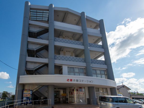建物外観と青空
