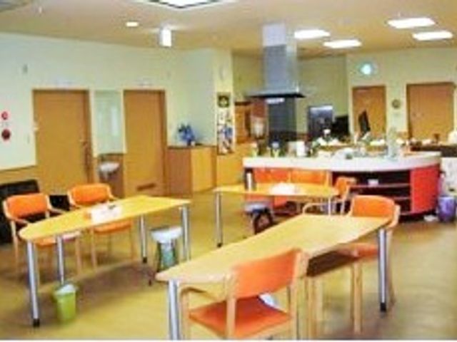 明るいダイニングエリア 広々とした食卓と暖かい雰囲気のダイニングです。快適な食事時間をサポートいたします。