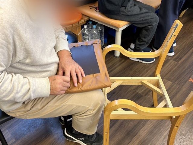 作業中の様子の室内 機能訓練室 利用者の方が自分のペースで、材料を用いて椅子の修理作業に取り組んでいます。サポートが必要なときには、スタッフがすぐに対応できる安心の環境です。