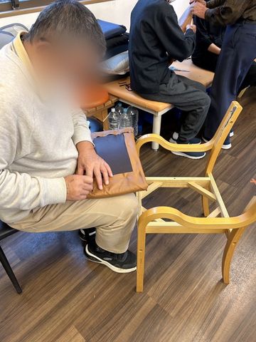 作業中の様子の室内 機能訓練室 利用者の方が自分のペースで、材料を用いて椅子の修理作業に取り組んでいます。サポートが必要なときには、スタッフがすぐに対応できる安心の環境です。