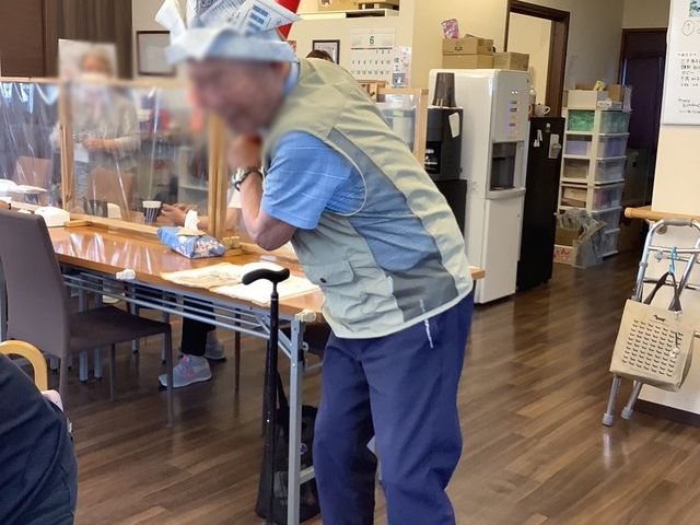 和やかな室内 ラウンジ くつろぎながら交流やアクティビティが楽しめる明るい空間です。