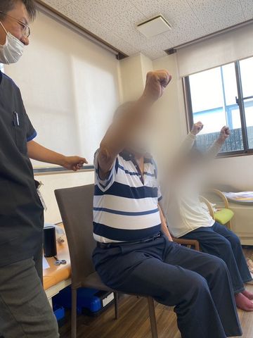 運動をする空間 機能訓練室 明るい空間での体操。利用者がリラックスして活動できる環境です。