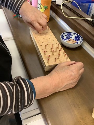 リハビリ活動中の様子 機能訓練室 手先を使った活動を通じて、楽しみながら機能訓練に取り組んでいます。充実した時間を過ごせます。
