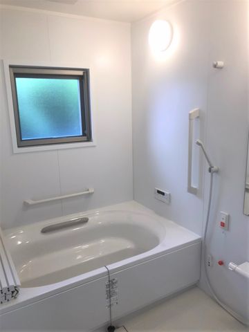 清潔な浴室の一角 浴室 安全手すりが整った浴室で、利用者の方々の身体のケアをサポートできます。安心して業務に取り組める環境が整っています。