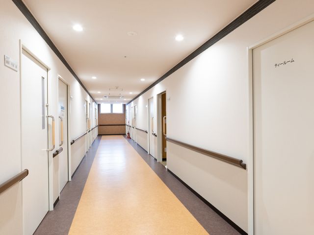 明るい廊下の風景 廊下 清潔感溢れる廊下は手すりも完備され、安全かつ快適に歩行できる設計になっています。どの部屋も番号で表示され、見やすい仕様です。
