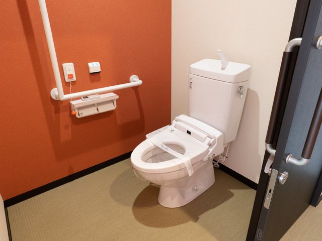 バリアフリートイレの設備 トイレ 手すり付きの利用しやすいトイレ空間です。セキュリティと利便性を考慮した作りになっており、安心してお使いいただけます。