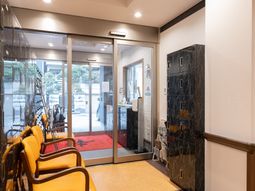 明るいエントランスの様子