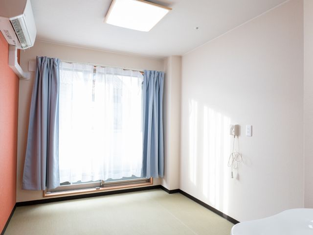 和室の居室空間 居室 温かみのある和室で、お一人お一人のくつろぎの時間を重視した空間です。ゆったりとした設計で、ゆとりのある生活をサポートします。