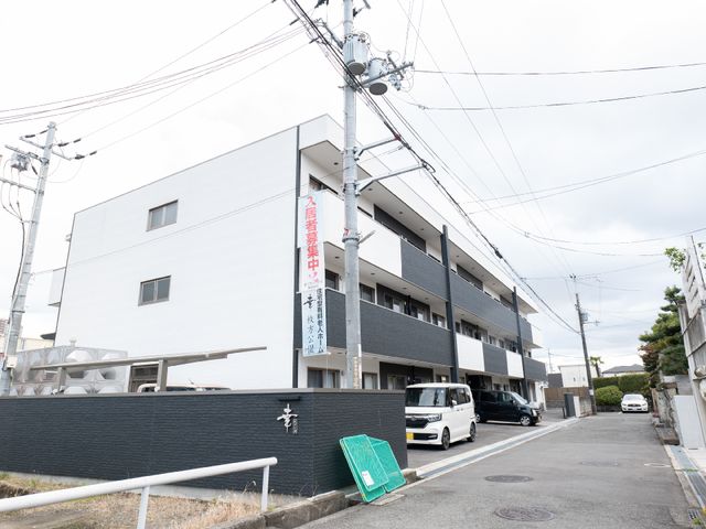 現代的な建物の外観 外観 新しい建物の外観は清潔感が溢れ、静かな街並みに調和しています。快適な職場環境をお求めの方にぴったりです。