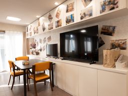 リビングスペースと壁の写真