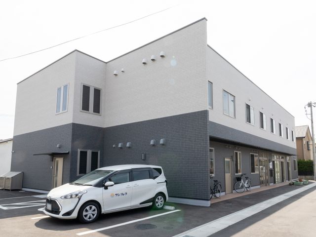 現代的な建物の外観 外観 広々とした駐車スペースが特徴の建物です。通勤に便利な立地で、明るい印象を受ける職場をご希望の方におすすめです。