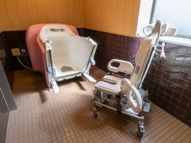 特別浴槽の設備写真 機械浴 最新の特別浴槽が備えられた清潔な空間です。快適な入浴をサポートする工夫が随所に見られます。