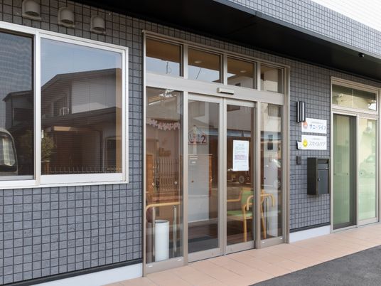 手すり付き明るいエントランス
