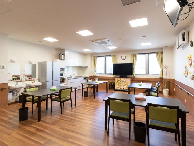共用スペースの居室 共有スペース 設備が整ったダイニングルームです。ここでご利用者様同士が食事やコミュニケーションを楽しまれています。