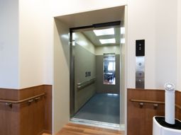 清潔感のあるエレベーター前