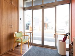 エントランスの椅子と傘立て