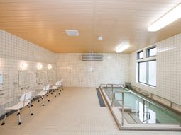 明るい浴室の一角