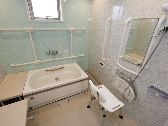 バリアフリー対応洗面台 浴室A 安全に配慮された洗面台は、使用しやすい設計です。手すりが設けられており、安定した支えを提供しています。