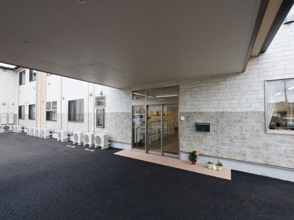 施設のクリアなエントランス