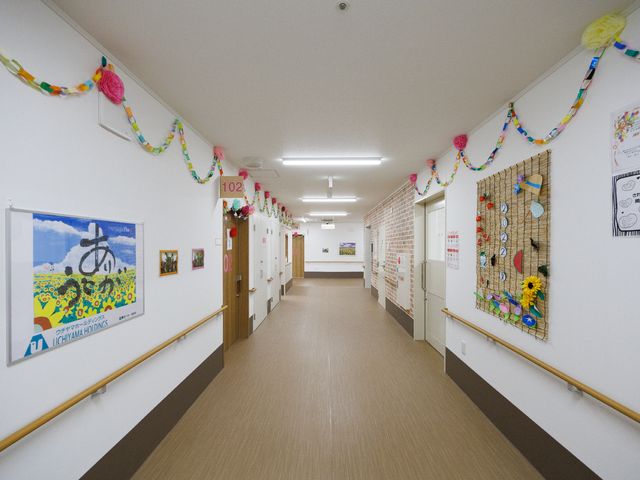 廊下に飾り付け 廊下 明るく広々とした廊下には、季節感を感じる色とりどりの飾り付けがされ、温かい雰囲気を醸し出しています。