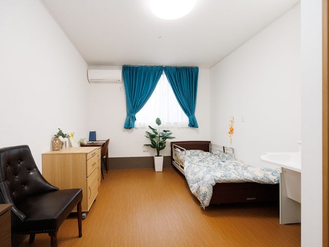 清潔な個室の居室 居室 ゆったりとした居室には、快適なベッドと必要な設備が整い、くつろぎの時間を過ごすことができます。