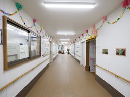 廊下の装飾が明るい雰囲気