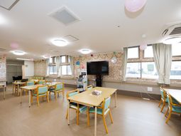 明るい食堂の様子