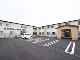 ゆったりとした駐車場の建物